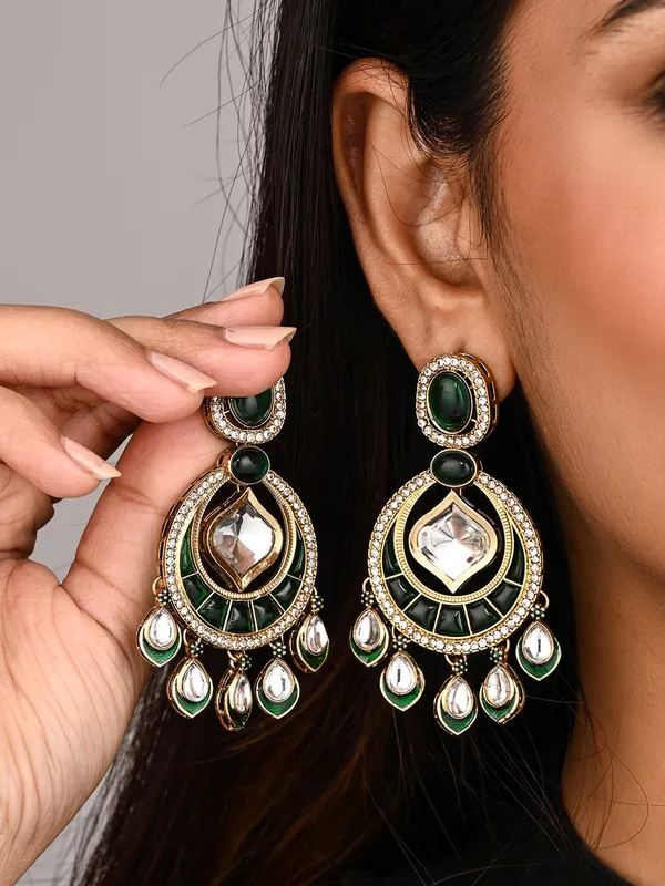 Gold-Toned_Kundan_Chandbali_Earrings_with_Teardrop_Danglers