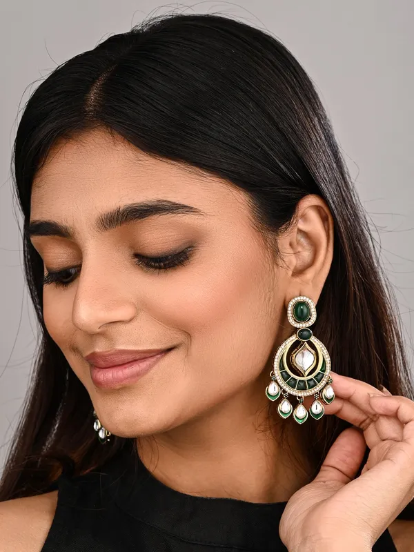 Gold-Toned_Kundan_Chandbali_Earrings_with_Teardrop_Danglers