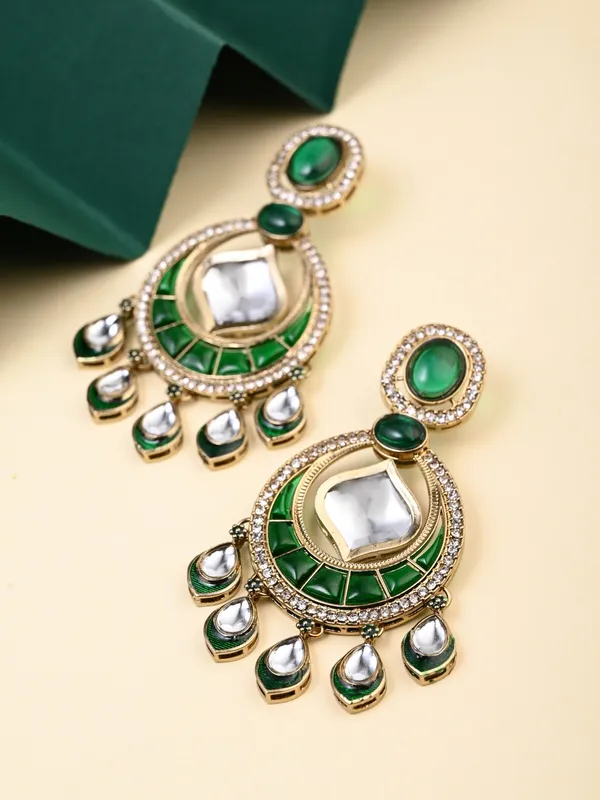 Gold_Toned_Kundan_Chandbali_Earrings_With_Teardrop_Danglers