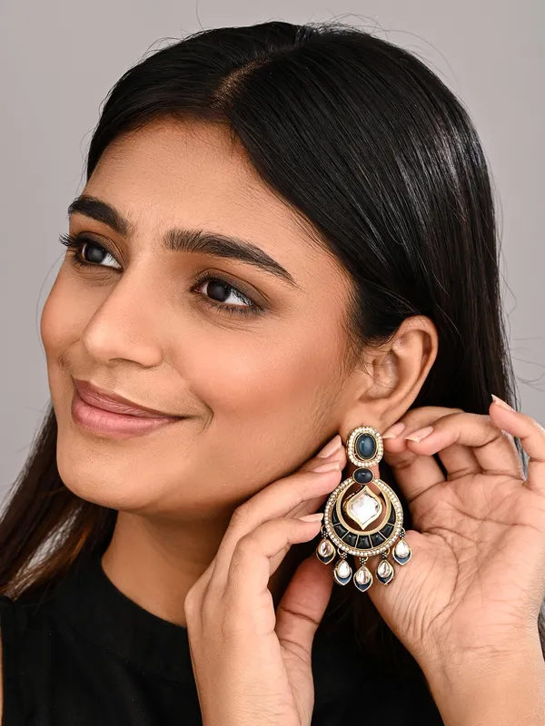 Gold-Toned_Kundan_Chandbali_Earrings_with_Teardrop_Danglers