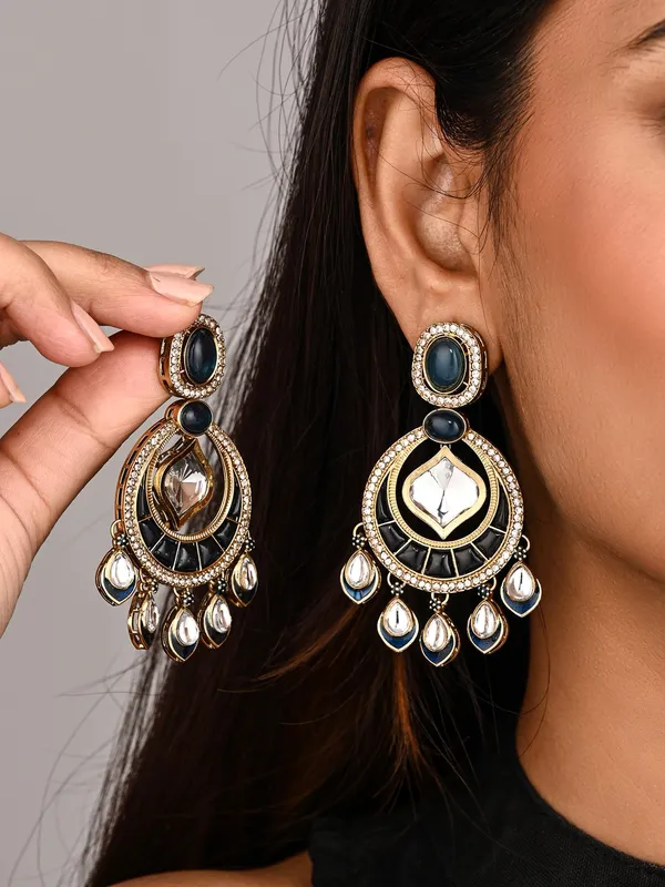 Gold_Toned_Kundan_Chandbali_Earrings_With_Teardrop_Danglers