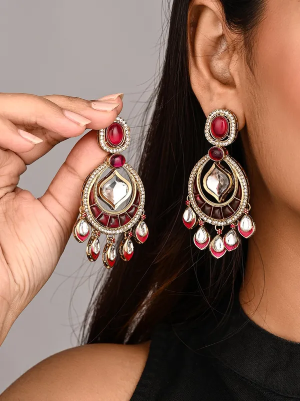 Gold_Toned_Kundan_Chandbali_Earrings_With_Teardrop_Danglers