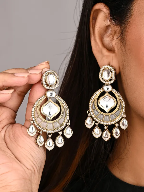 Gold-Toned_Kundan_Chandbali_Earrings_with_Teardrop_Danglers