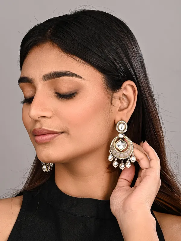 Gold_Toned_Kundan_Chandbali_Earrings_With_Teardrop_Danglers