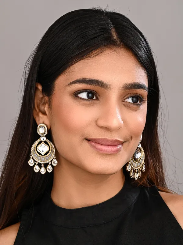 Gold_Toned_Kundan_Chandbali_Earrings_With_Teardrop_Danglers
