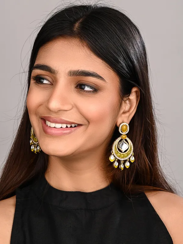 Gold-Toned_Kundan_Chandbali_Earrings_with_Teardrop_Danglers
