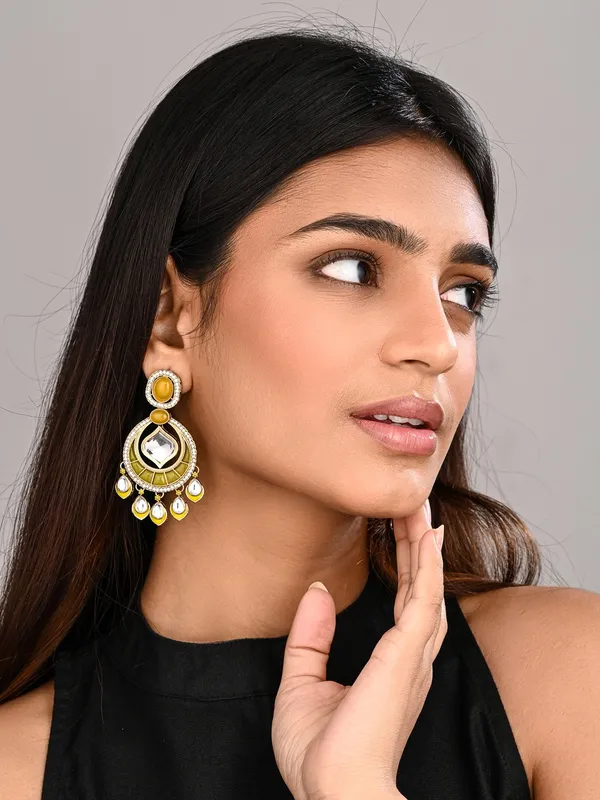 Gold-Toned_Kundan_Chandbali_Earrings_with_Teardrop_Danglers