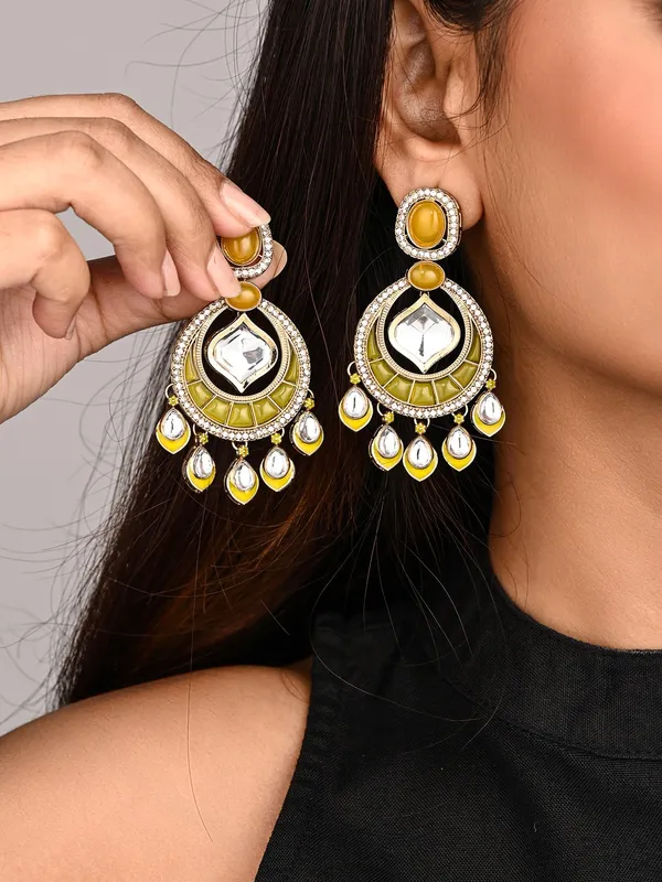 Gold-Toned_Kundan_Chandbali_Earrings_with_Teardrop_Danglers