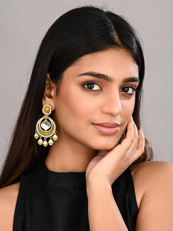 Gold_Toned_Kundan_Chandbali_Earrings_With_Teardrop_Danglers