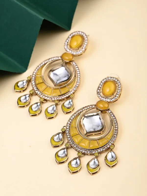 Gold_Toned_Kundan_Chandbali_Earrings_With_Teardrop_Danglers