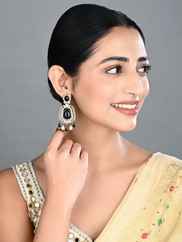Elegant_Crystal_Teardrop_Statement_Earrings