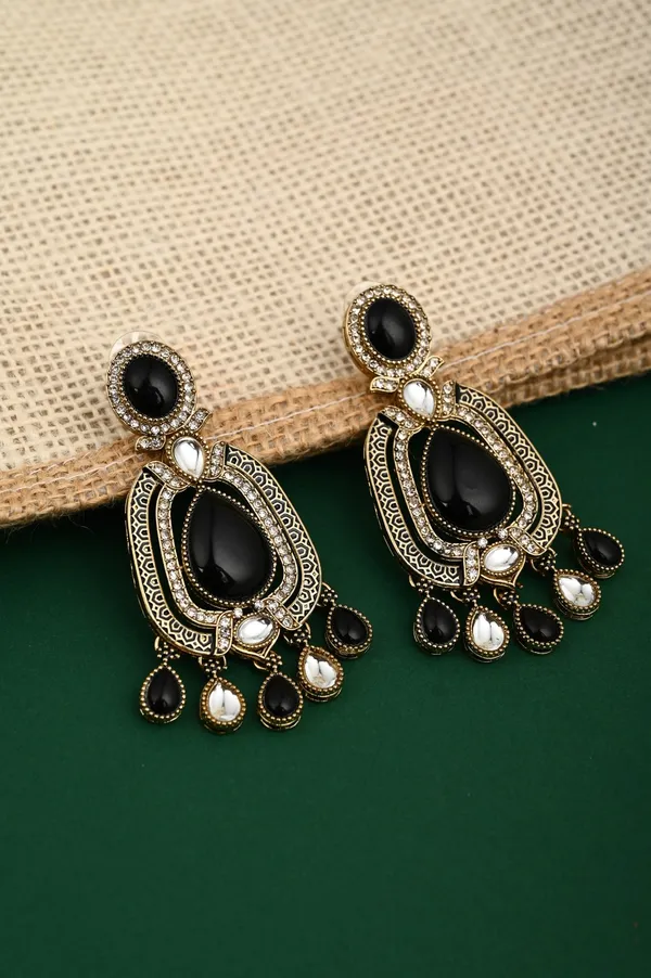Elegant_Crystal_Teardrop_Statement_Earrings