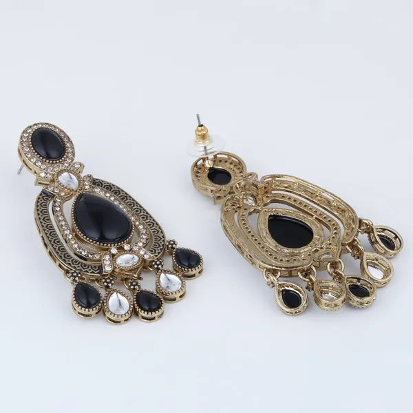 Elegant_Crystal_Teardrop_Statement_Earrings