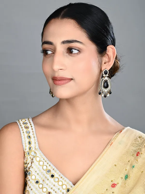 Elegant_Crystal_Teardrop_Statement_Earrings