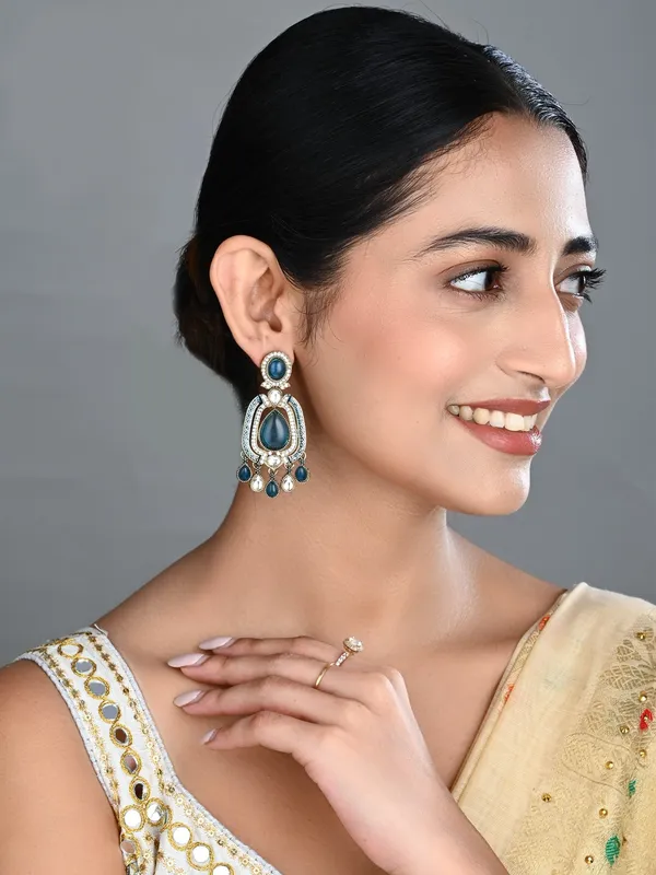Elegant_Crystal_Teardrop_Statement_Earrings