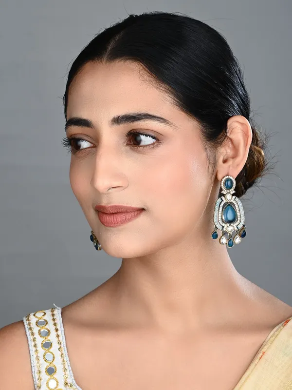 Elegant_Crystal_Teardrop_Statement_Earrings
