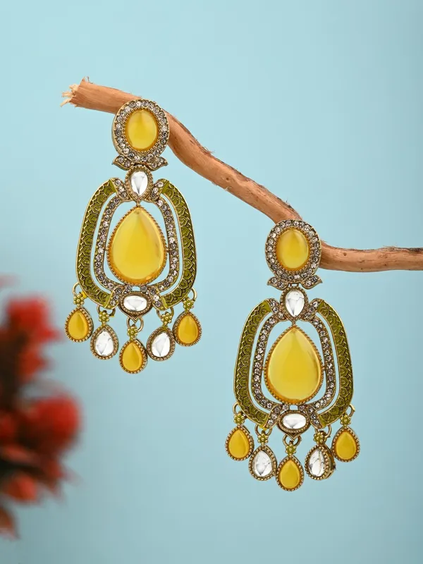 Elegant_Crystal_Teardrop_Statement_Earrings