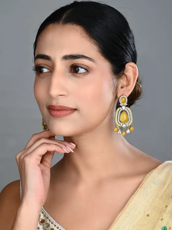 Elegant_Crystal_Teardrop_Statement_Earrings