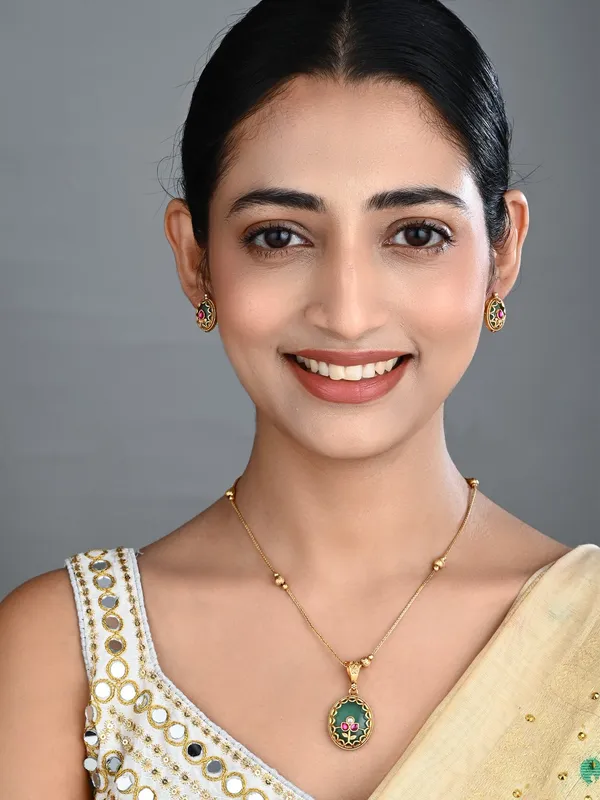 Floral_Kundan_Pendant_Necklace_&_Stud_Earrings_Set