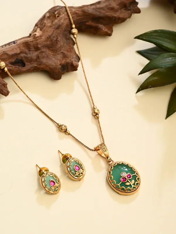 Floral_Kundan_Pendant_Necklace_&_Stud_Earrings_Set