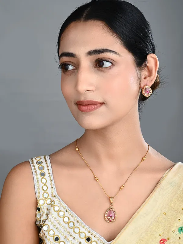 Tear_drop_Stone_Kundan_Pendant_Necklace_&_Stud_Earrings_Set_Red