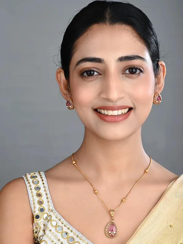 Tear_drop_Stone_Kundan_Pendant_Necklace_&_Stud_Earrings_Set_Red