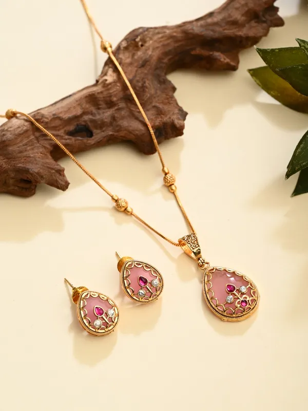 Tear_Drop_Stone_Kundan_Pendant_Necklace_&_Stud_Earrings_Set_Red