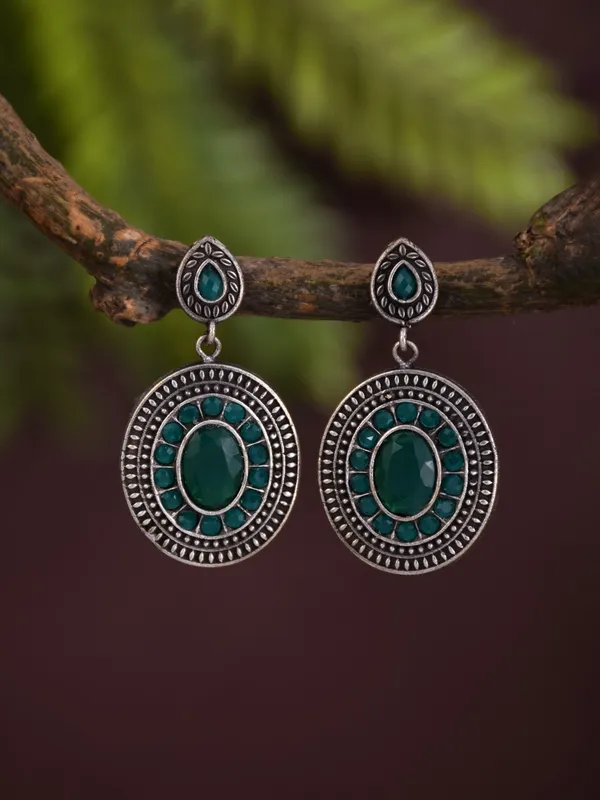 Elegant_Oval_Drop_Earrings