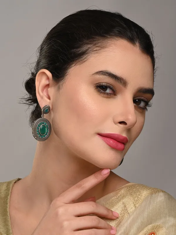 Elegant_Oval_Drop_Earrings