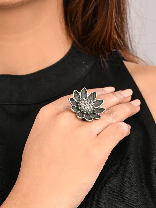 Lotus_Oxidized_Brass_Ring