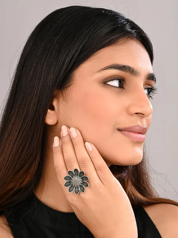 Lotus_Oxidized_Brass_Ring