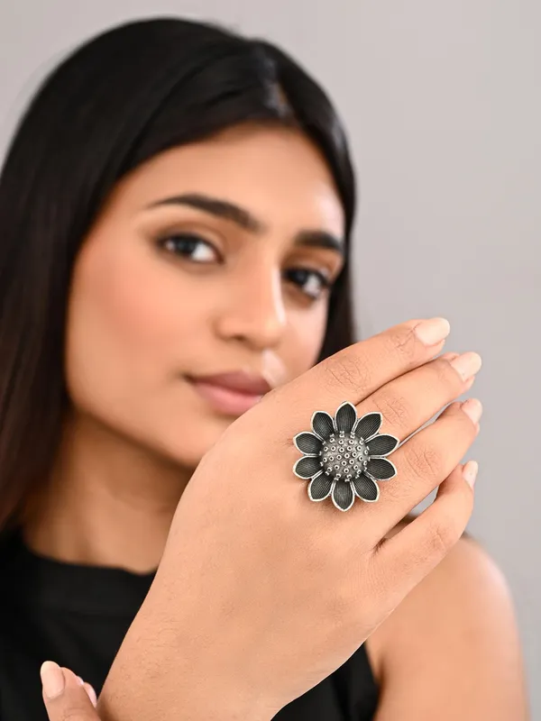 Lotus_Oxidized_Brass_Ring