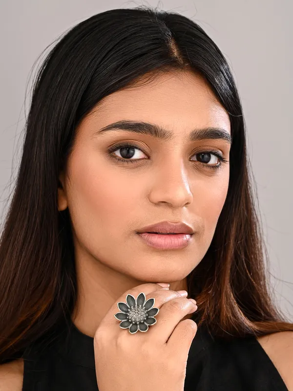 Lotus_Oxidized_Brass_Ring