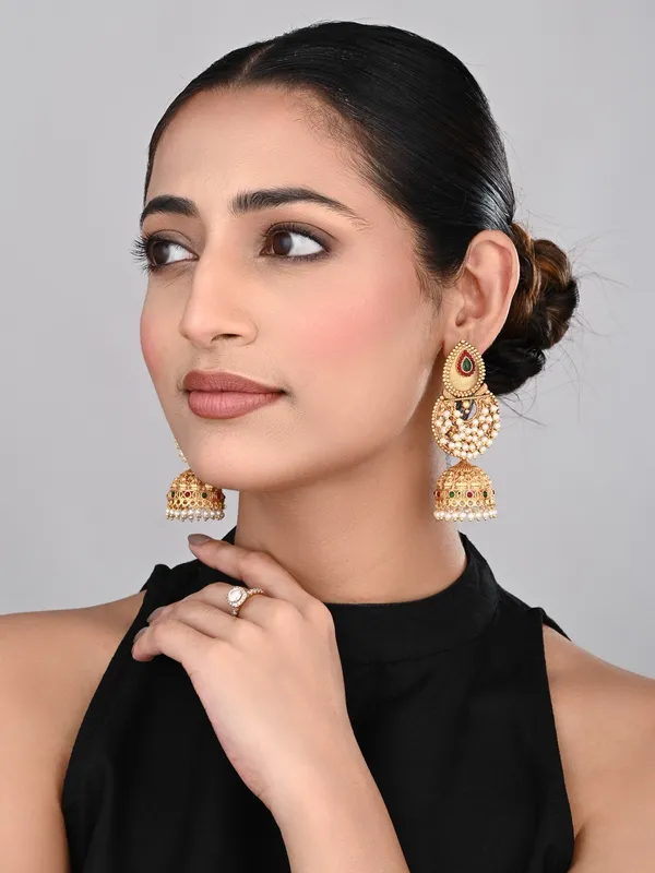 Traditional_Kundan_Jhumka_Earrings_with_Pearl_Detailing