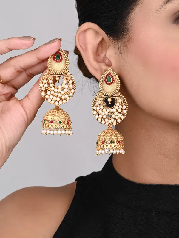Traditional_Kundan_Jhumka_Earrings_with_Pearl_Detailing