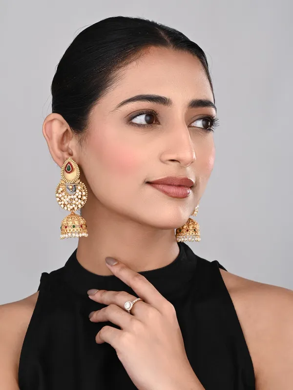 Traditional_Kundan_Jhumka_Earrings_With_Pearl_Detailing