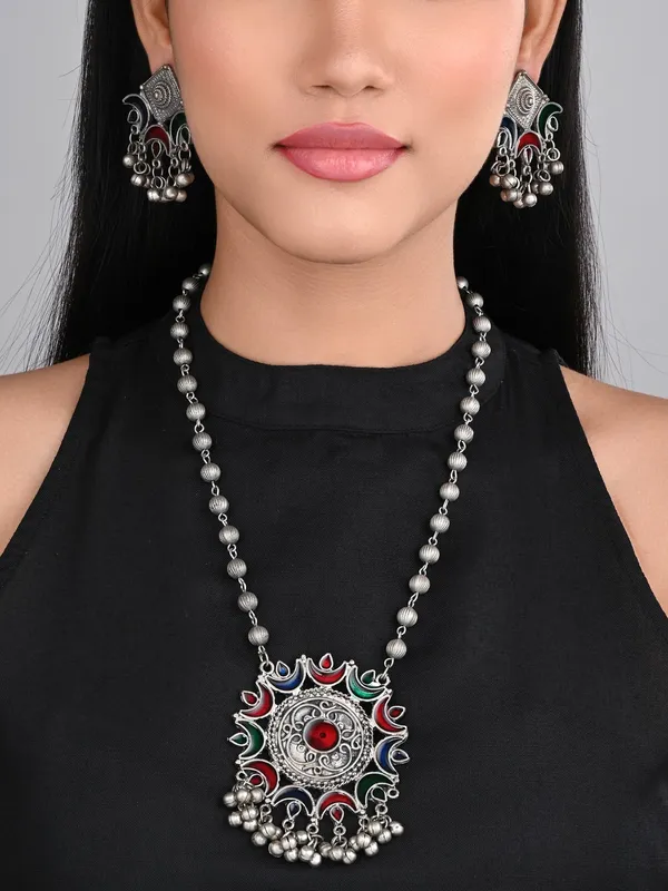 Silver_Oxydised_finish_Circular_Pendant_necklace_set_with_colourful_Meenakari