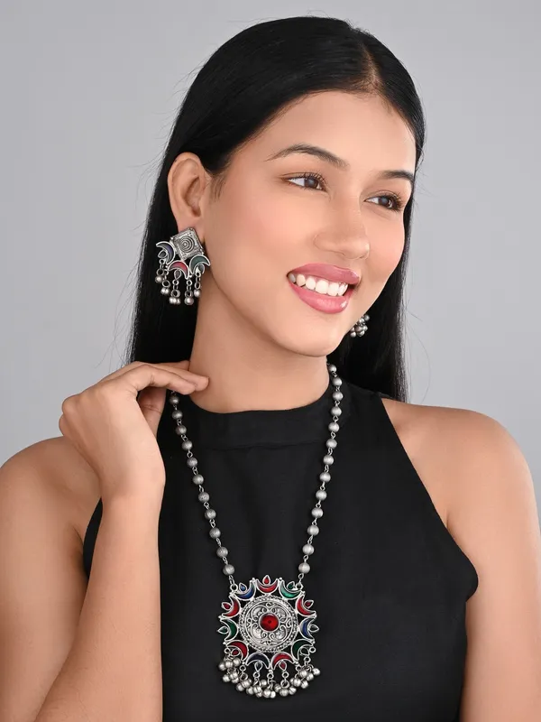 Silver_Oxydised_finish_Circular_Pendant_necklace_set_with_colourful_Meenakari