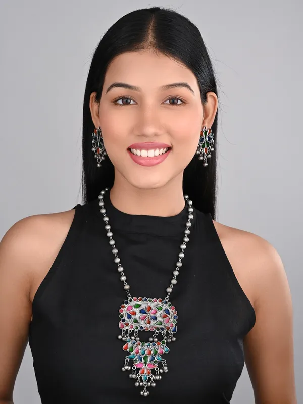 Silver_Oxydised_finish_Pendant_necklace_set_with_colourful_Meenakari