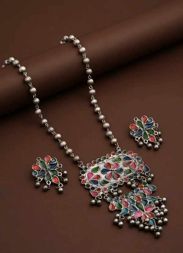 Silver_Oxydised_Finish_Pendant_Necklace_Set_With_Colourful_Meenakari