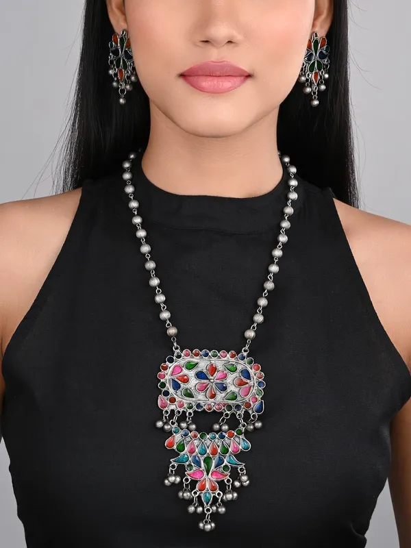 Silver_Oxydised_Finish_Pendant_Necklace_Set_With_Colourful_Meenakari