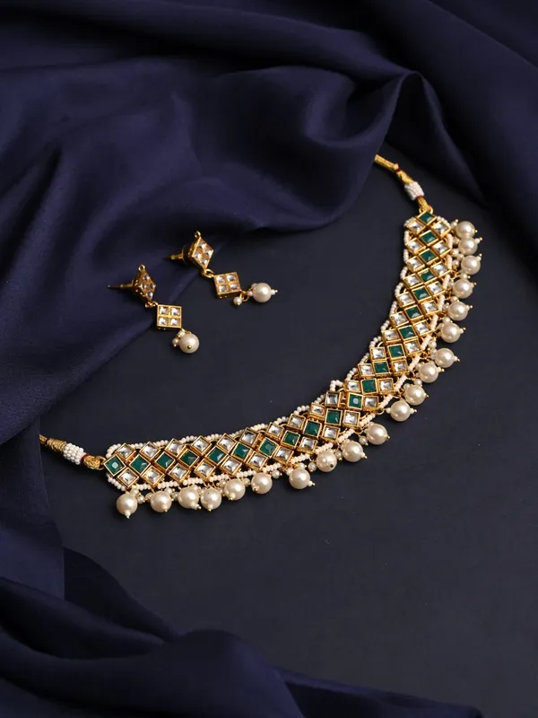 Elegant_Emerald_Kundan_Collar_Necklace_Set