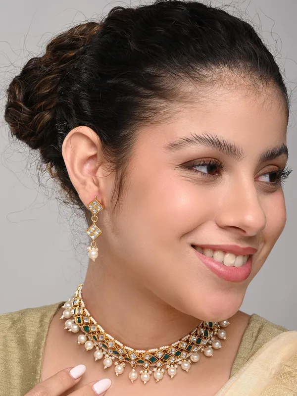 Elegant_Emerald_Kundan_Collar_Necklace_Set