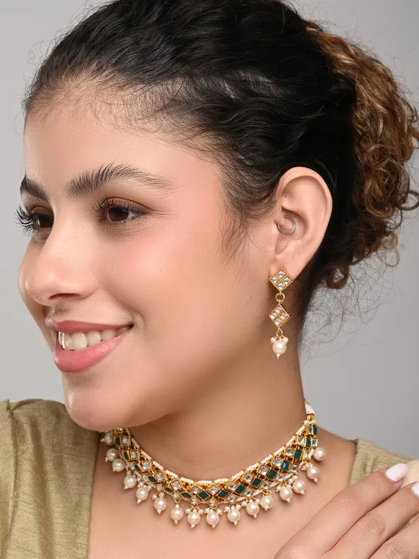 Elegant_Emerald_Kundan_Collar_Necklace_Set