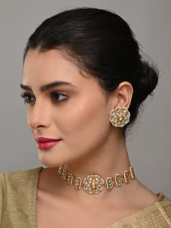 Kundan_Choker_Necklace_Set_with_Stud_Earrings