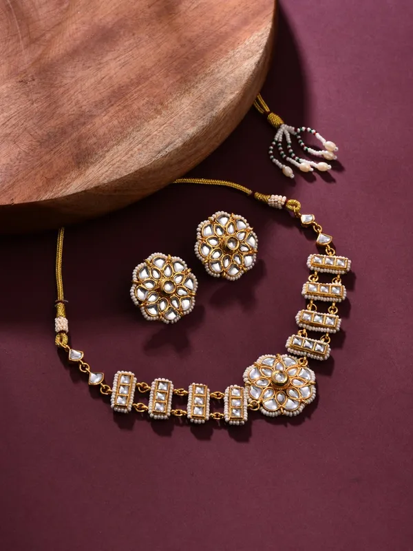 Kundan_Choker_Necklace_Set_with_Stud_Earrings