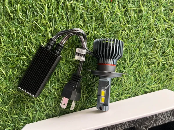 LED_Canbus_9-32V_Automotive_Headlight_Bulb_H4