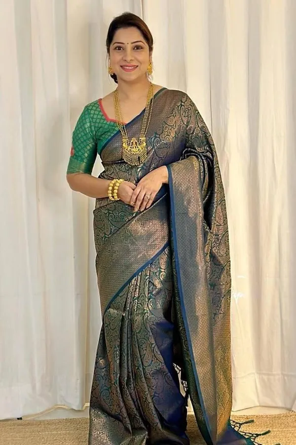 Blue_Paisley_Patterned_Saree_for_Women