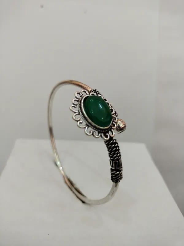 Silver-Tone_Ornate_Green_Stone_Bangle_for_Women