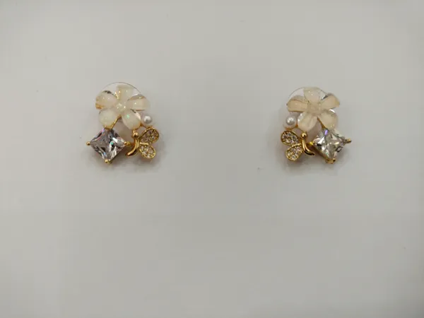 Gold_Tone_Floral_Cluster_Stud_Earrings_for_Women